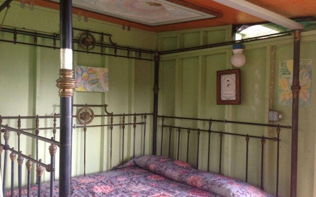 Hedonisia Hawaii Eco-Hostel Community