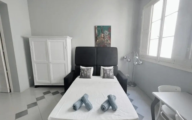 Spacious 1BR Apartment on Charming Street