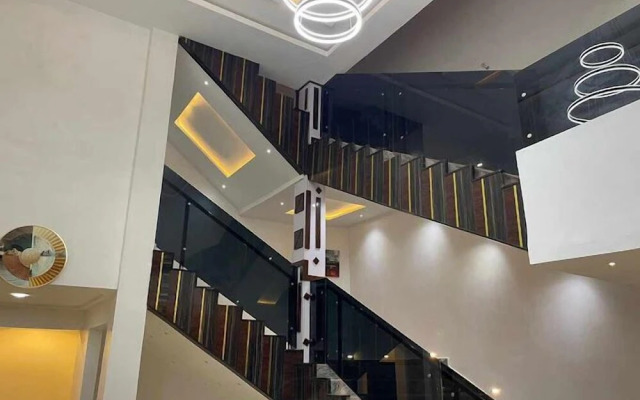London Base Villa