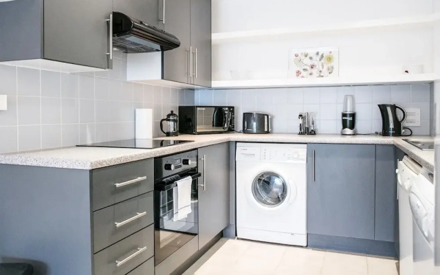 Modern Home by River Thames W/aircon, 4 Guests