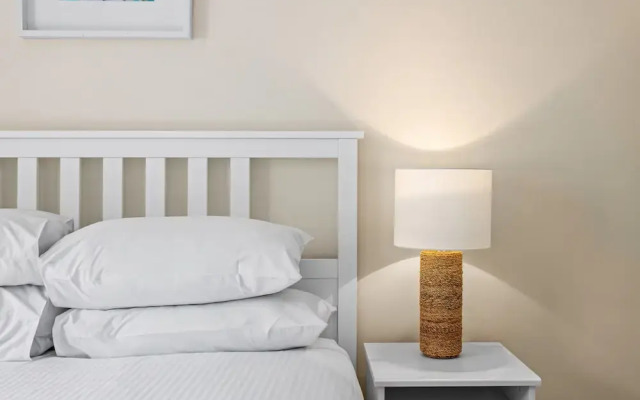 Albion Convenient Hideaway With Parking & Balcony