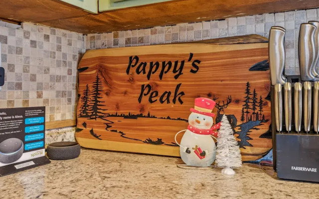 Pappy's Peak 2 Bedroom Cabin by RedAwning
