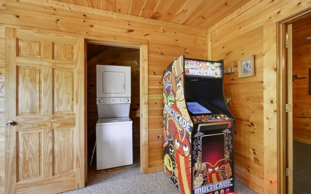 Spacious Cubby Bear Cabin with Private Hot Tub by Redawning