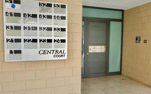 Renovated 2-bedroom flat with free parking, center