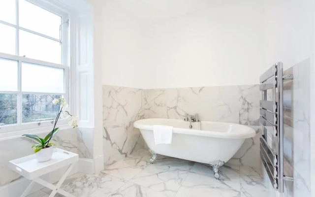 Luxury 4-bedroom Townhouse in Prestigious West End