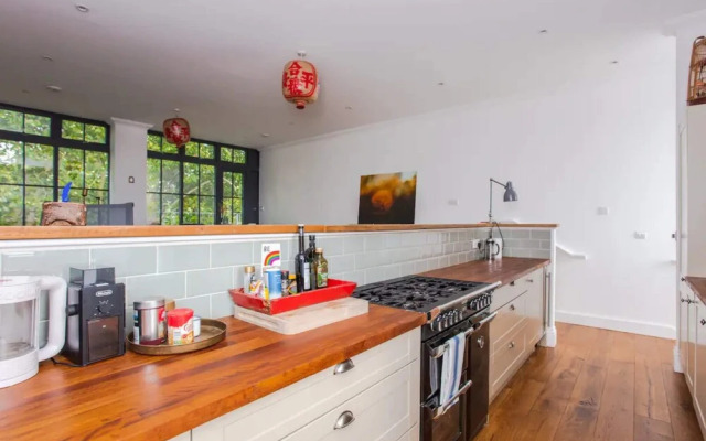 Cosy 2 Bedroom Apartment With Great Outdoor Balcony