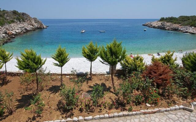 Lalloudes Seaside Accommodation