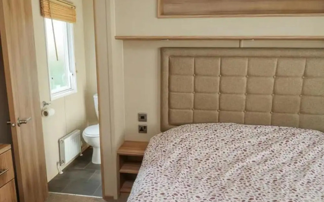Caravansleeps6-freeparking-quietretreat-nature