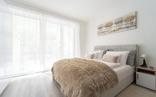 WestSide Garden Apartments by Urbanrent