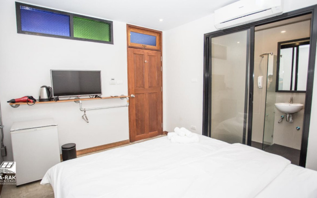 The Arak Bed Bar and Hostel