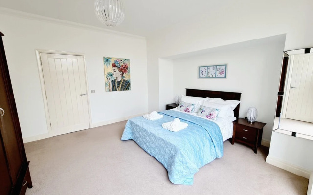 Seas the Day - Luxury Beach Apartment - Sleeps 4