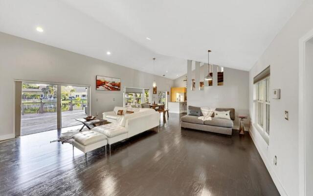 Blue stone lake home by PMI