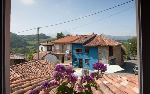 Casa del Cuetu. Traditional village house in Asturias