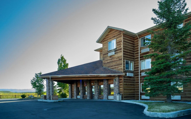 Pinedale Hotel & Suites