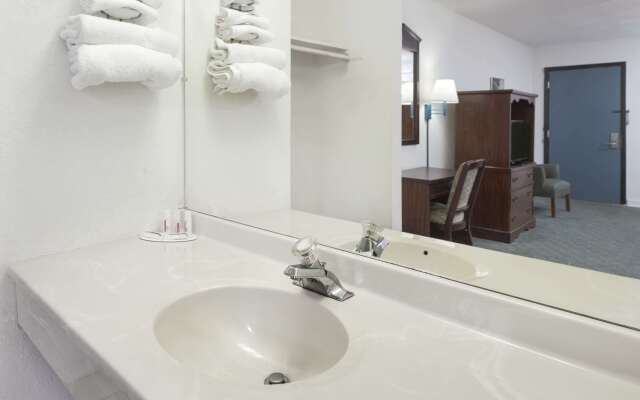 Super 8 by Wyndham Taylorville IL