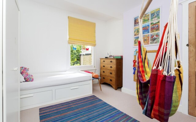 Veeve - Holloway Hideaway