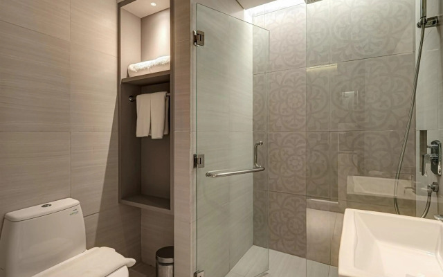 Whiz Luxe Hotel Spazio Surabaya