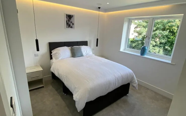 Amazing 2 Bed Flat with Parking
