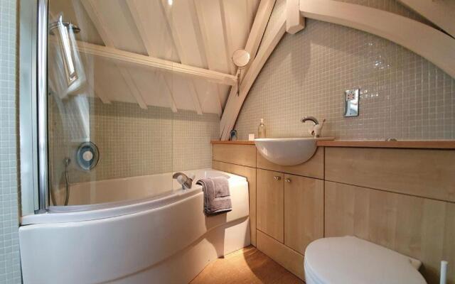 16 Clarence Hill - Iconic Dartmouth House with Enchanting Garden