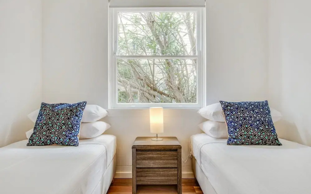 Art Deco 2-bed Close to City and Harbour