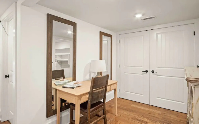 Modern Knoxville Gem: Near Campus & Eateries!