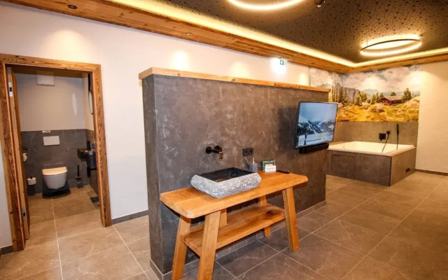 Luxury Chalet Pinzgauer Almhutte in Konigsleiten