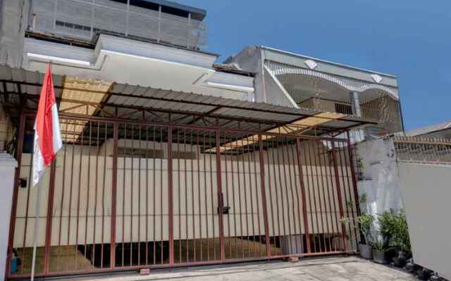 Oyo 3917 Kost Putri Siwalankerto