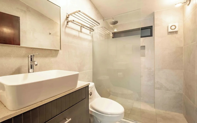 Spacious House Pool & Jacuzzi