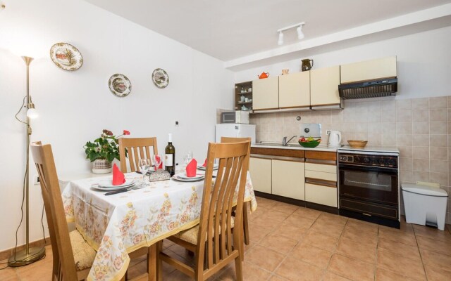Beautiful Apartment in Icici With Wifi and 1 Bedrooms
