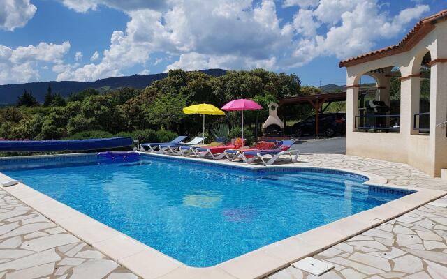 Air-conditioned villa with heated pool, guesthouse and stunning views