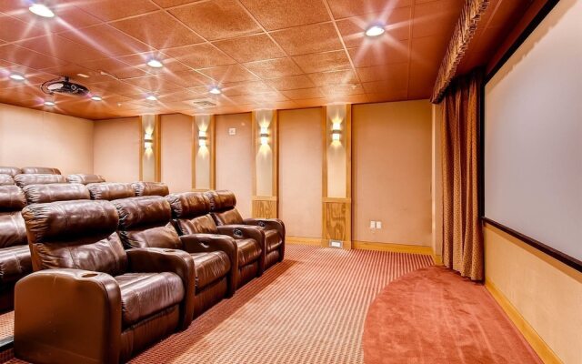 Perfectly Placed 2 Bedroom Vacation Rental in Historic Downtown Breckenridge with Access to Hot Tub and Pool