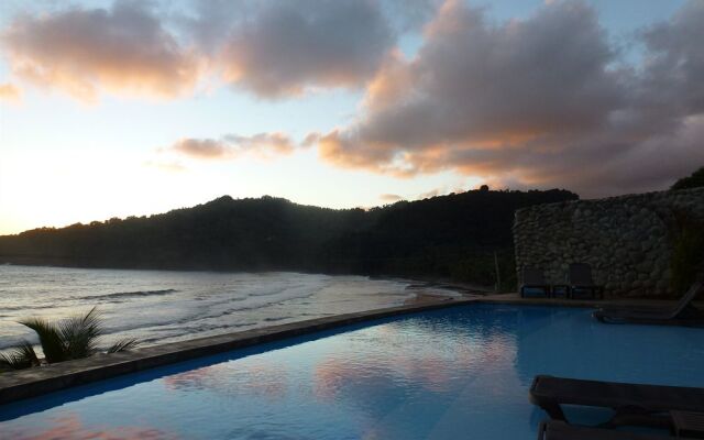 Pagua Bay House Oceanfront Cabanas