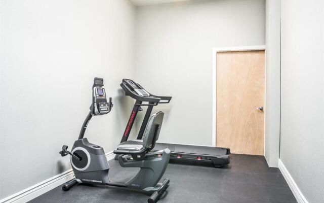 Baymont Inn & Suites Indianapolis Northeast