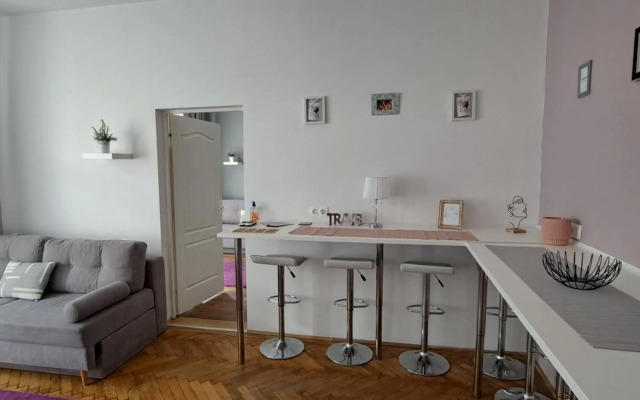 Sweet 16 Apartment in the Party District