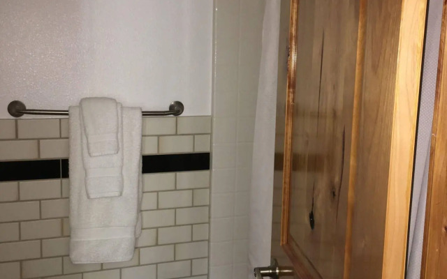 Twin Peaks Lodge and RV Park