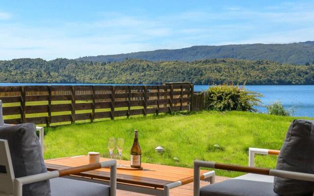 Mana Sarovar - Designer Lake Tarawera Holiday Home