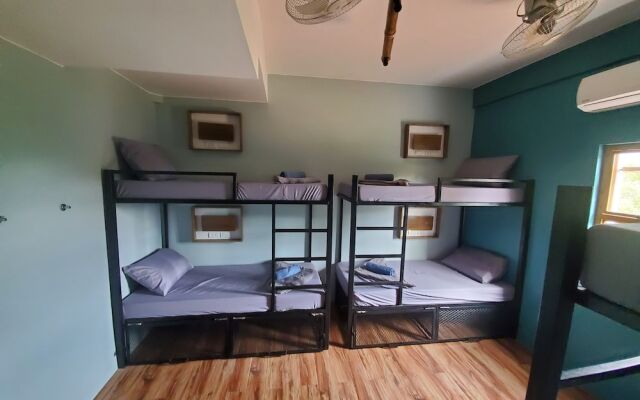 Outpost Hostel - Coron