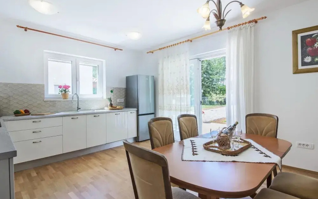 Large Holiday Home With Swimming Pool