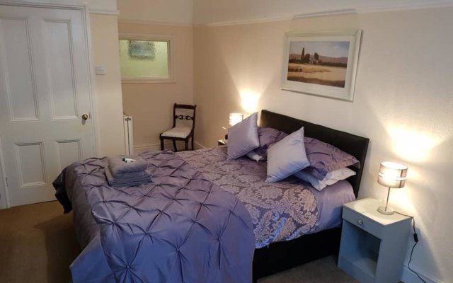 Spacious & Cozy Mid Wales Town Centre Apartment, With Bike Storage