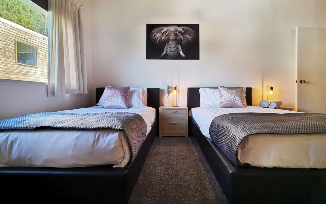 Mountain, lake, sun and this sensational home – Guest Rooms – Queenstown