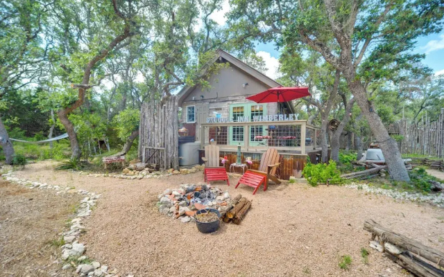 Snuggle Inn' Wimberley Cabin w/Fire Pit+Deck