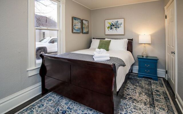 Couples Getaway | Walk to Unc | Free Cruiser Bikes