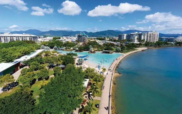 Inner City One Bedroom Apartment with Pool View 22