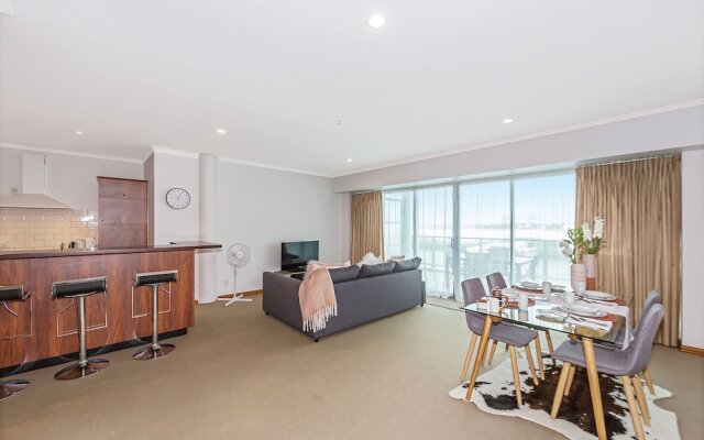 Waterfront 1BR Princes Wharf Apartment