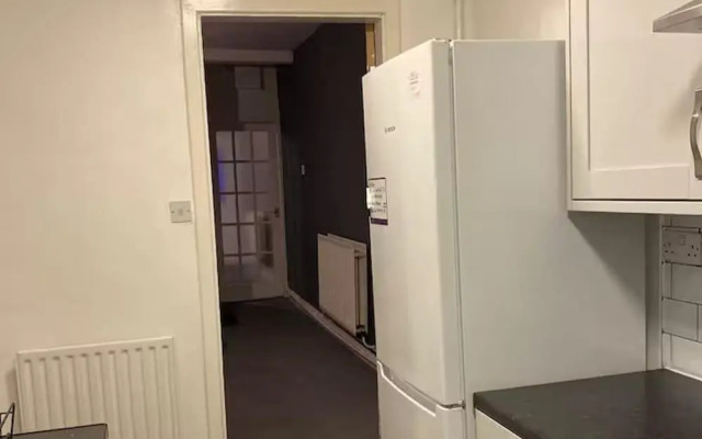 Cosy 2 Bed House - Sleeps 3, Parking & Garden