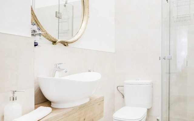 De Luxe 1-bedroom, 2-bathroom Condo in the Center