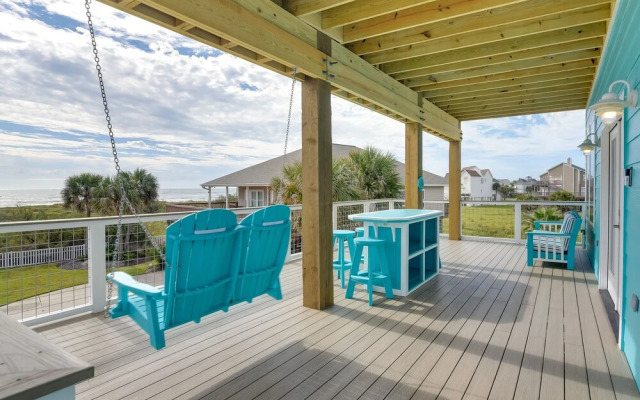 Steps to Beach: Vibrant House in Galveston!