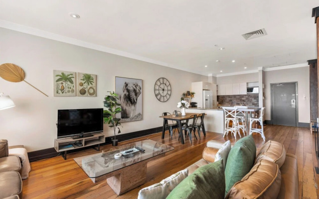 Spacious 2Br In Cbd Pool Gym Parking