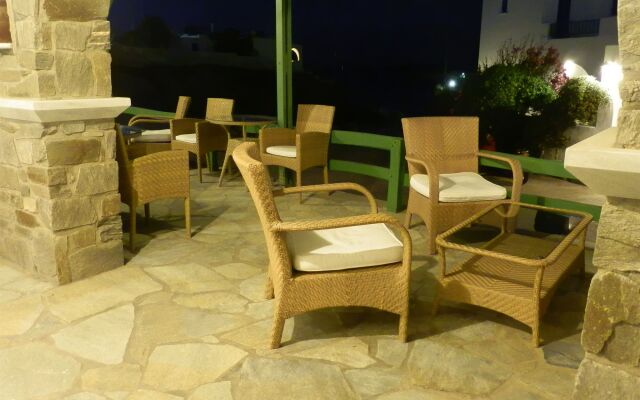 Adonis Hotel Studios & Apartments