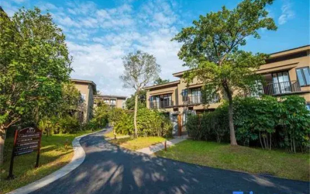 Longmen Nankunshanju Qiushuiju Private Tang Hot Spring Homestay